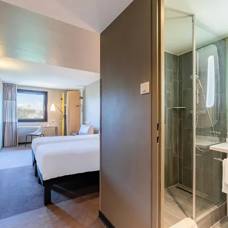Ibis Castle Hill 3*