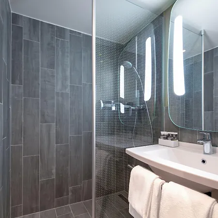 Ibis Castle Hill 3*