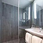 Ibis Castle Hill 3*