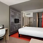 Ibis Castle Hill 3*